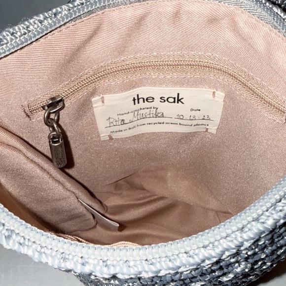 NWT The Sak Metallic Gray Crochet Wristlet - Picture 2 of 6